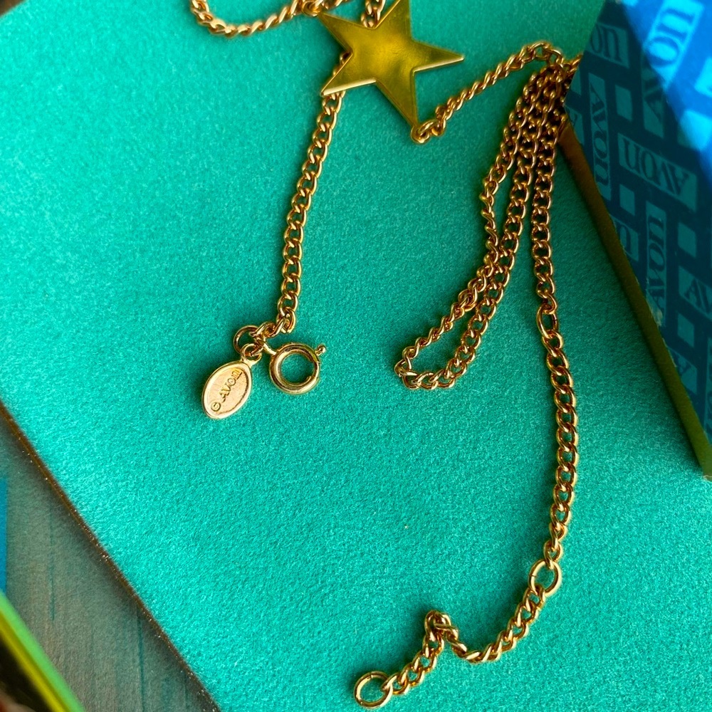 Vintage AVON Signed Star Necklace in excellent condition